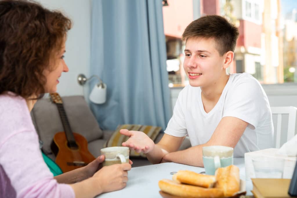 mom engagin in a healthy conversation with her teen